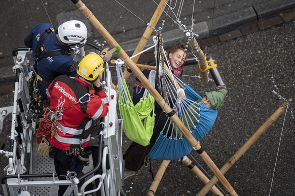 Menschen der Klimaorganisation &quot;Extinction Rebellion&quot; blockieren die Strasse in der Zuercher Innenstadt, aufgenommen am Dienstag, 5. Oktober 2021 in Zuerich. (KEYSTONE/Ennio Leanza)