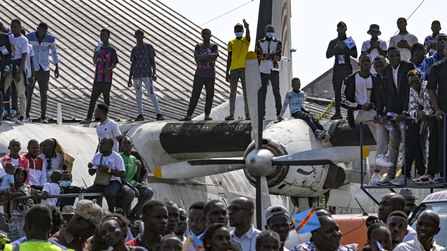 epa10442380 Attendees cheer for Pope Francis (not pictured) prior the mass at the N&#039;DoPope Francis arrives to celebrate Holy Mass in the area of the Ndolo Airport in the Kinshasa city during the  ...