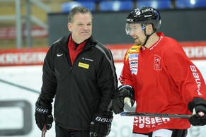 Sean Simpson leitet in Sotschi ein zusätzliches Training.