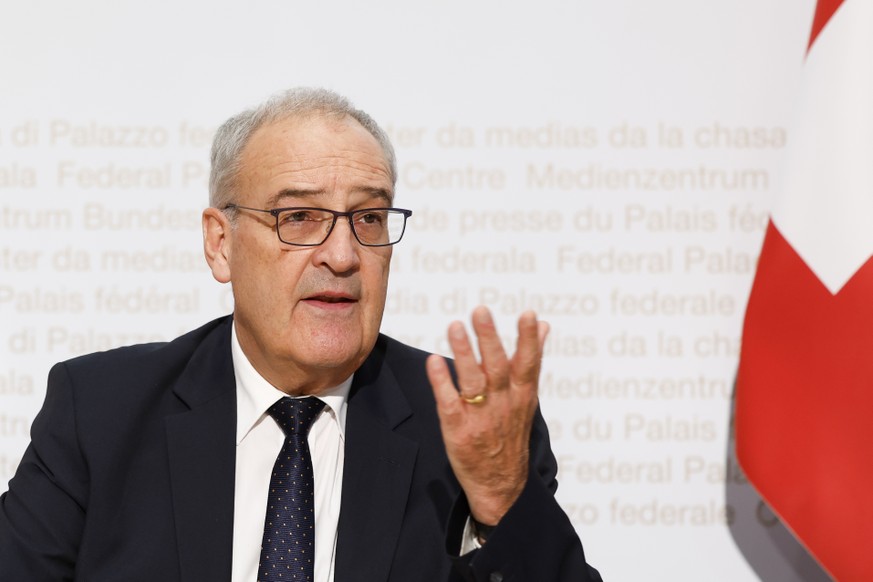 Bundespraesident Guy Parmelin gibt waehrend einer Medienkonferenz seinen Ruecktritt aus dem Bundesrat bekannt, am Freitag, 2. Oktober 2026 in Bern. (KEYSTONE/Peter Klaunzer)
