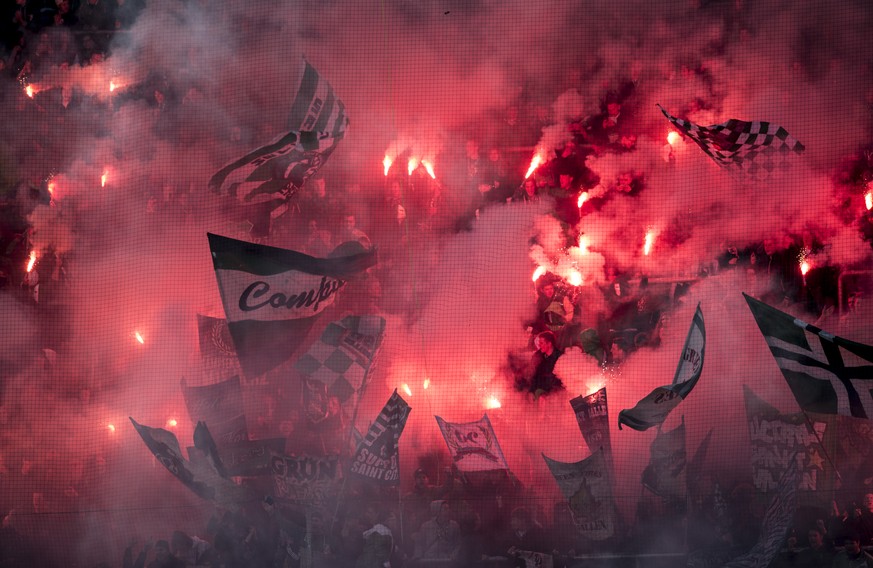 ARCHIVBILD ZUR URTEILSEROEFFNUNG GEGEN OSTSCHWEIZER PYRO-WERFER --- Fans von St .Gallen zuenden Pyros am Super League Fussballspiel zwischen dem FC St. Gallen und dem FC Basel am Sonntag, 4. Mai 2014, ...