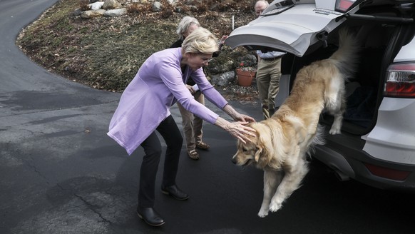 Sen. Elizabeth Warren D-Mass., lets her dog Bailey out of the car as she arrives at the home of Ann Garland in Lebanon, N.H. Saturday, April 13, 2019: (AP Photo/ Cheryl Senter)