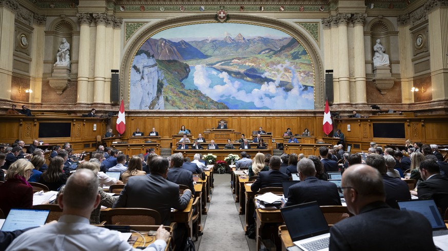 Parlamentarier debattieren waehrend der Wintersession der Eidgenoessischen Raete, am Mittwoch, 20. Dezember 2023 im Nationalrat in Bern. (KEYSTONE/Anthony Anex)