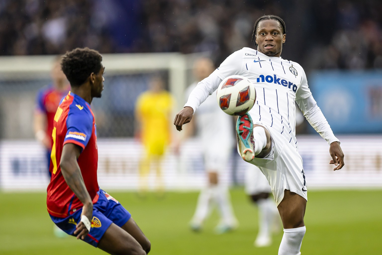 FC Zuerichs Jonathan Okita, rechts, spielt um den Ball mit FC Basels Andy Pelmard im Fussball Meisterschaftsspiel der Super League zwischen dem FC Zuerich und dem FC Basel, am Samstag, 8. April, 2023  ...