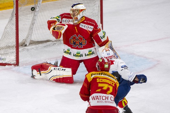 Biels Goalie Jonas Hiller, links, bezwungen von Lions, Tim Uhlmann, rechts, zum 1:1 Ausgleich, waehrend dem Meisterschaftsspiel der National League, zwischen dem EHC Biel und den ZSC Lions, am Samstag ...