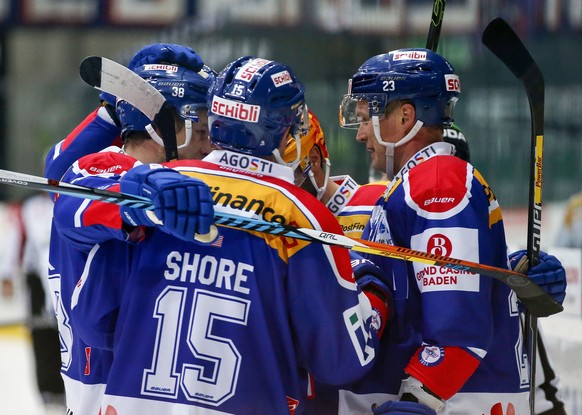 EHC Kloten Stuermer Tommi Santala, rechts, feiert seinen Treffer zum 6-4 mit seinen Teamkollegen waehrend dem Eishockey-Meisterschaftsspiel der National League A zwischen dem EHC Kloten und dem EHC Bi ...