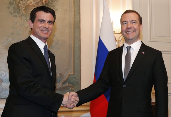 Der französische Premierminister Manuel Valls (links) hat sich in München auch mit dem russischen Premierminister Dimitri Medwedew getroffen.<br data-editable="remove">