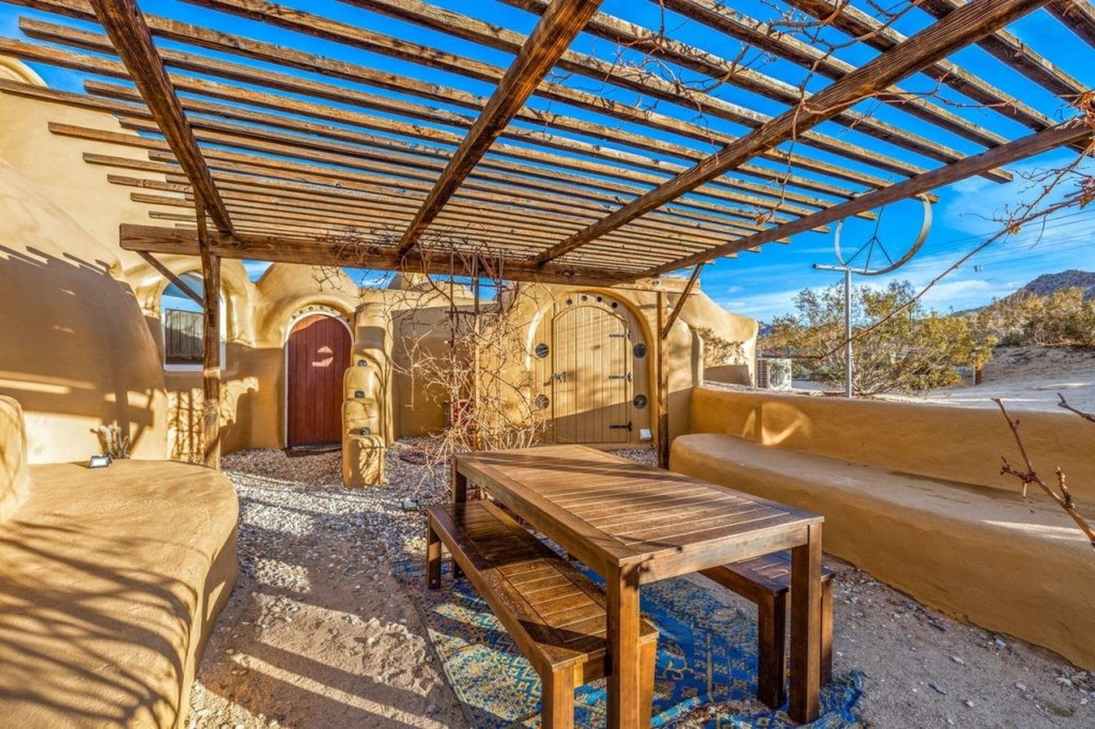 Wüstenzuhause Joshua Tree architektur liegenschaften immobilien Coldwell Banker / Zillow 
https://www.zillow.com/homedetails/6920-Bonita-Ave-Joshua-Tree-CA-92252/116212936_zpid/?