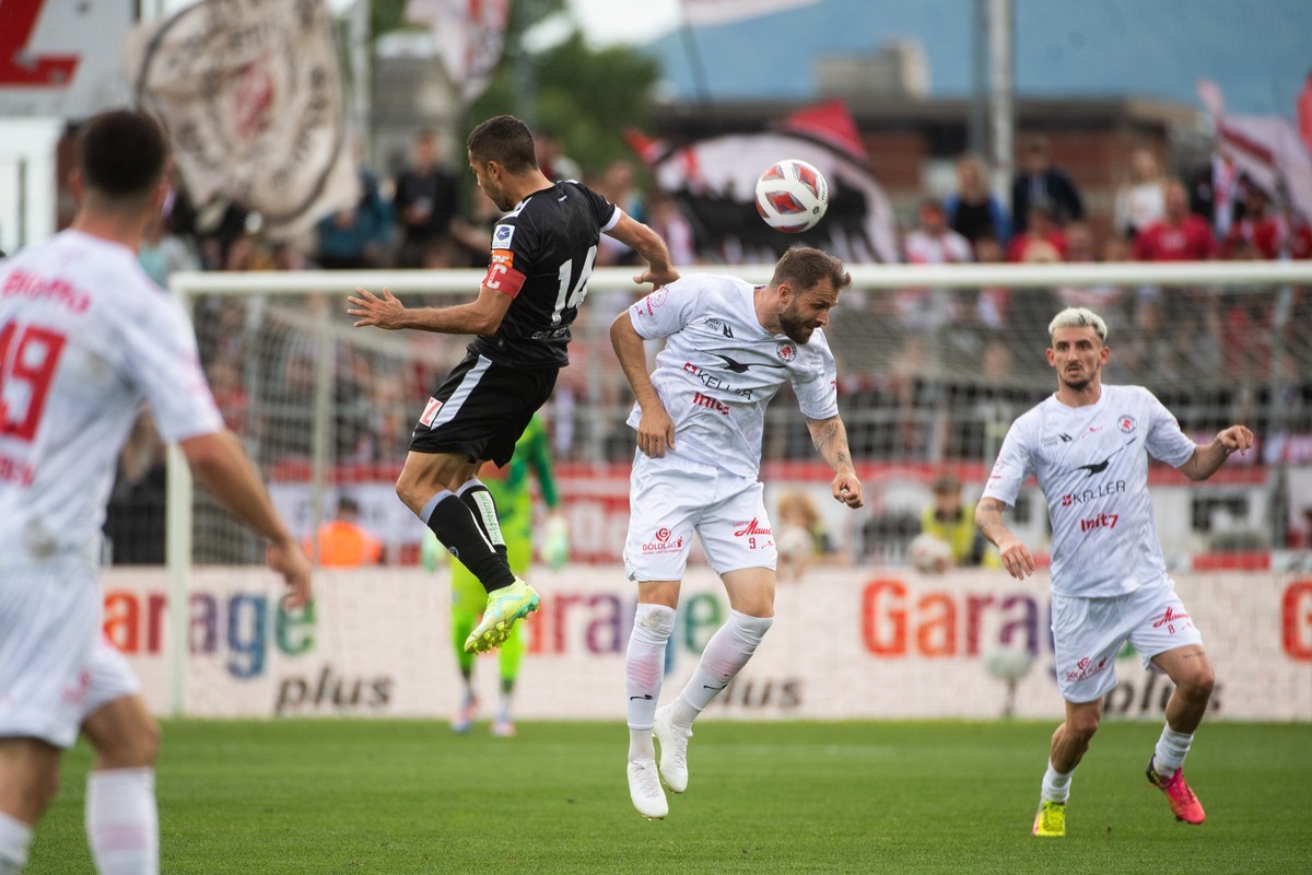 From left Lugano's player Jonathan Sabbatini and Winterthur's player Roman Buess, during the Super League soccer match FC Lugano against FC Winterthur, at the Cornaredo Stadium in Lugano, Su ...