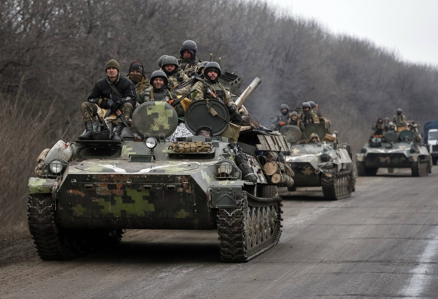 Ukrainische Regierungssoldaten verlassen das Kampfgebiet in der Ostukraine.