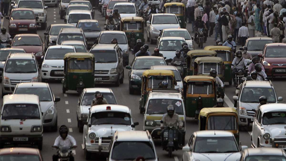 En Inde, bus, camions, taxis, motos, voitures, tuk-tuks et autres rickshaws se disputent l'espace des routes encombr