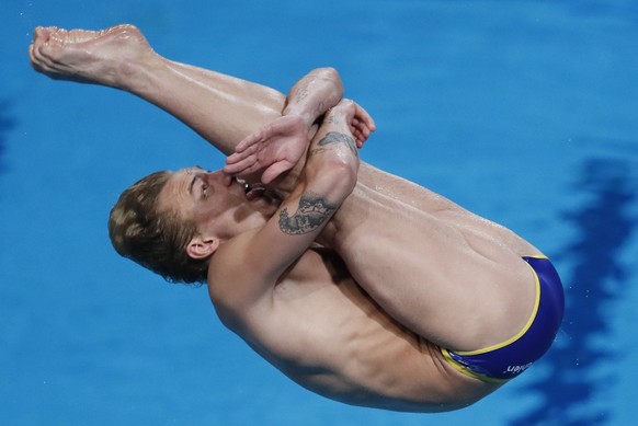 epaselect epa11130600 Jack Laugher of Great Britain competes at the Men 3m Platform Preliminaries at the FINA World Aquatics Championships in Doha, Qatar, 06 February 2024. EPA/YURI KOCHETKOV