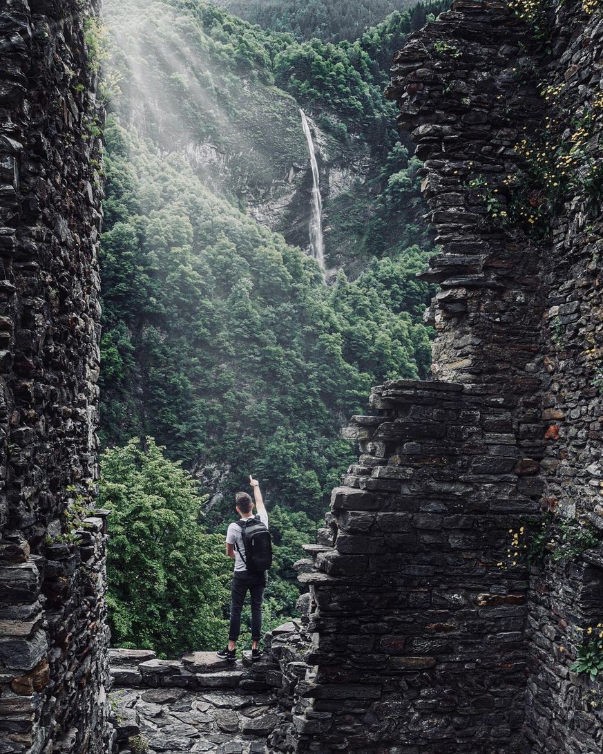 Cascata del Rizeu Schloss Mesocco Misox, schönste Wasserfälle der Schweiz Rauszeit