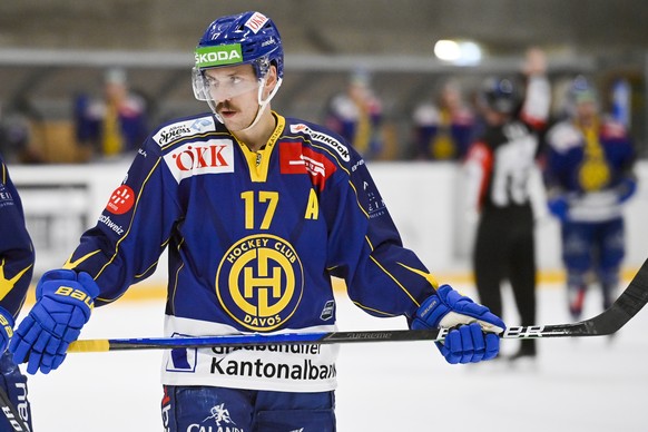 Davos&#039; Perttu Lindgren, rechts, waehrend einem Vorbereitungsspiel der National League, zwischen dem HC Davos und den ZSC Lions, am Freitag, 25. September 2020, in Herisau. (KEYSTONE/Gian Ehrenzel ...