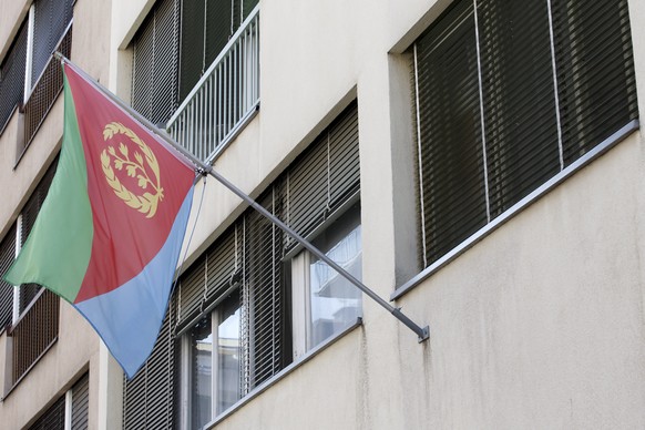 Die eritreeische Flagge bei der UNO-Mission des Landes in Genf.