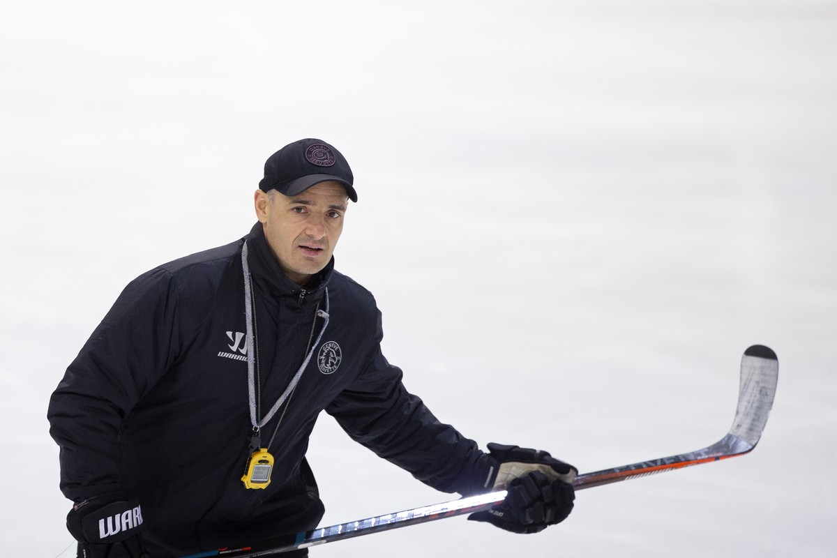 The new Geneve-Servette's Head coach Jan Cadieux skates, during a training session of Geneve-Servette HC, at the ice stadium Les Vernets, in Geneva, Switzerland, Tuesday, November 16, 2021. (KEYS ...