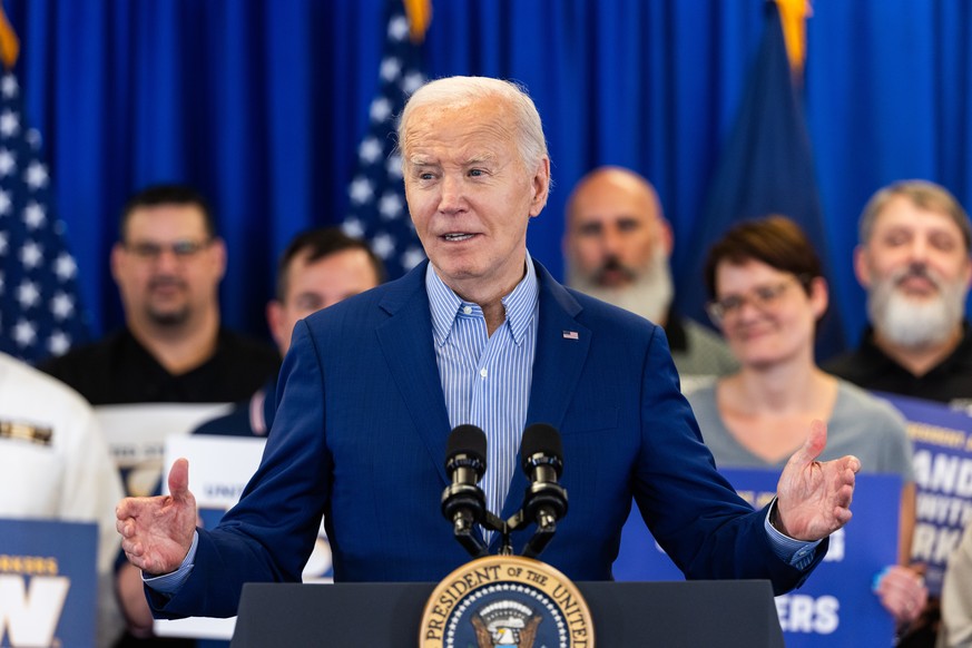 epa11285186 US President Joe Biden calls for tripling tariffs on Chinese steel imports while speaking at the United Steel Workers Headquarters in Pittsburgh, Pennsylvania, USA, 17 April 2024. He also  ...