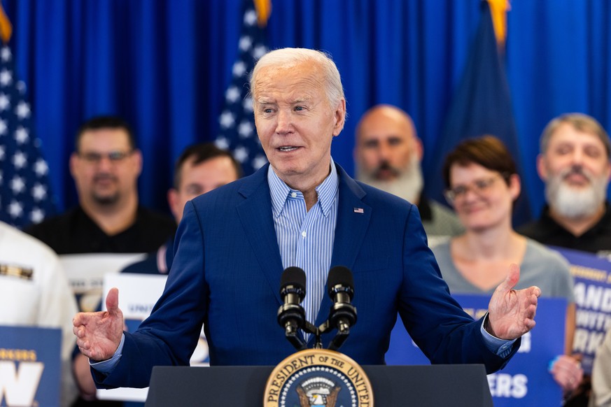 epa11285186 US President Joe Biden calls for tripling tariffs on Chinese steel imports while speaking at the United Steel Workers Headquarters in Pittsburgh, Pennsylvania, USA, 17 April 2024. He also  ...