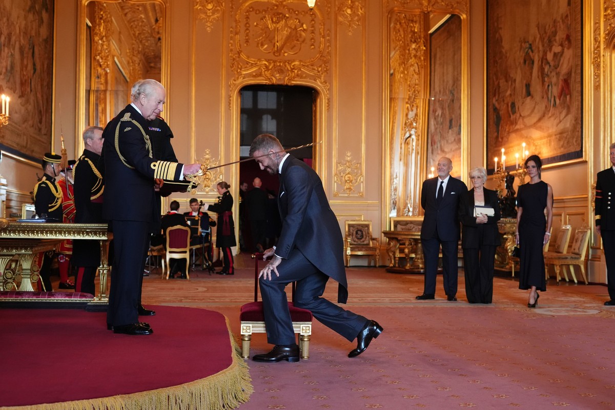 KEYPIX - Sir David Beckham is made a Knight Bachelor by Britain's King Charles III during an Investiture ceremony at Windsor Castle, Berkshire, England, Tuesday, Nov. 4, 2025. (KEYSTONE/Jonathan  ...