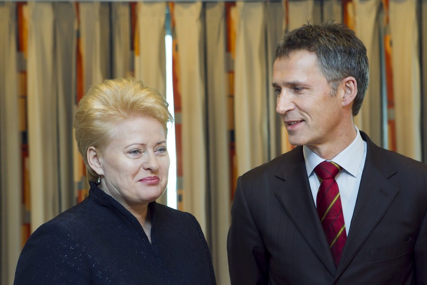 epa02671539 Lithuanian President Dalia Grybauskaite (L) meets Norwegian Prime Minister Jens Stoltenberg at his office, 05 April 2011. 
Grybauskaite is on an official visit to Norway. EPA/HEIKO JUNGE  ...