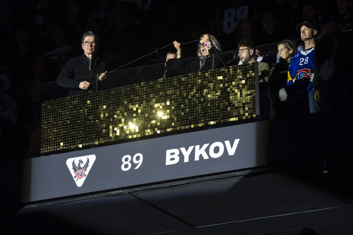 Die Name Bykovs wird eingeweiht von seinem Vater Slawa Bykov, links, vor dem Eishockey Meisterschaftsspiel der National League zwischen dem HC Fribourg-Gotteron und dem HC Ambri-Piotta am Samstag 27.  ...