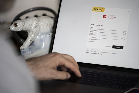 Auf der Homepage der Post koennen Kunden waehlen, ob sie sich mit ihrem Login oder der SwissID einloggen, fotografiert am 17. Februar 2021 in Zuerich. (KEYSTONE/Christian Beutler)