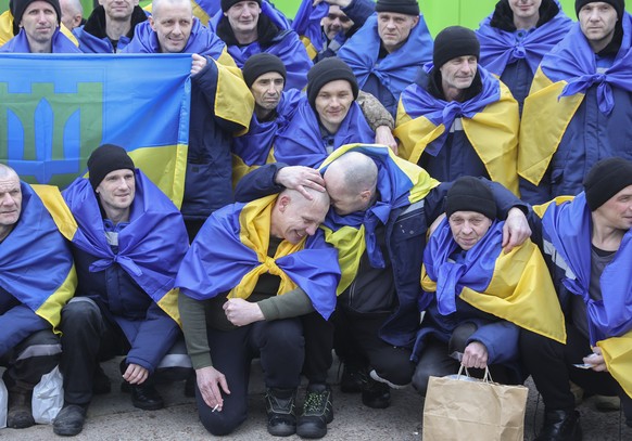 epa12797240 A handout photo made available by the Ukrainian Presidential Press Service shows Ukrainian prisoners of war (POW) react following a prisoner swap at an undisclosed location in Ukraine, 05  ...
