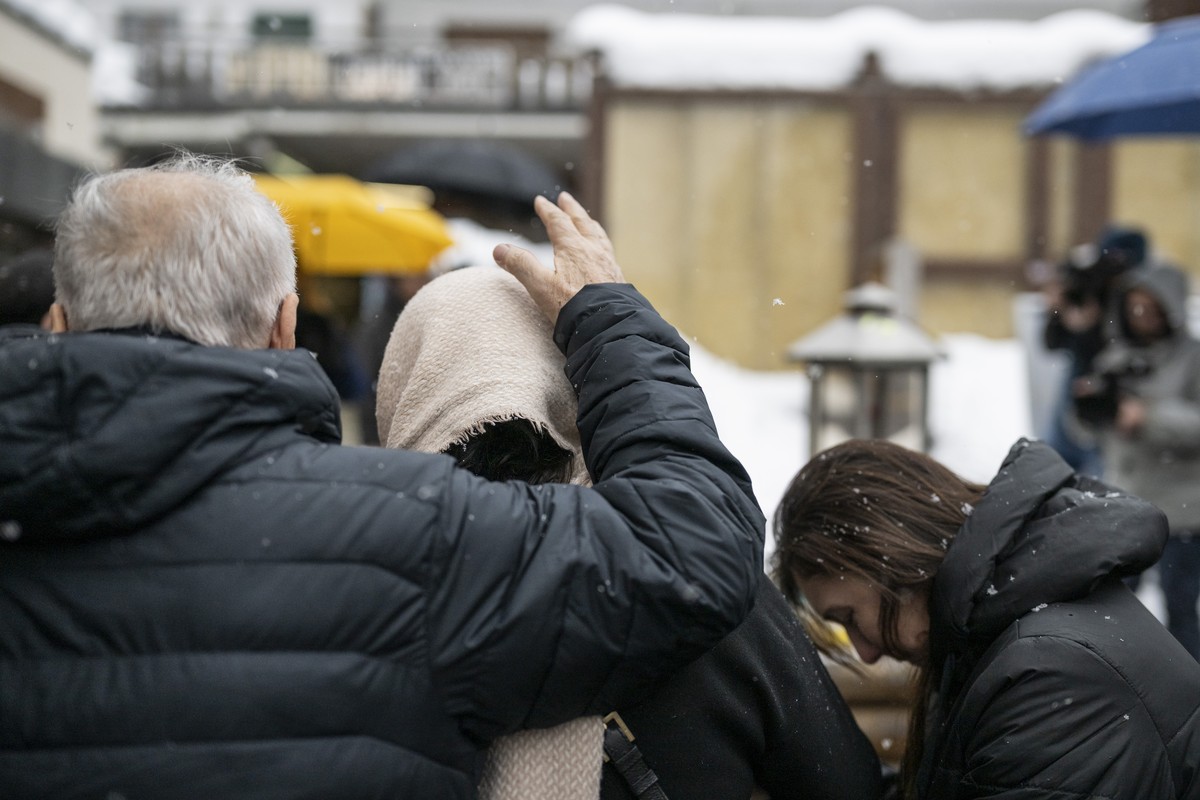 Family members of victims mourn in front of the "Le Constellation" bar in Crans-Montana after the deadly fire at the "Le Constellation", in Crans-Montana, Switzerland, Saturday, Fe ...
