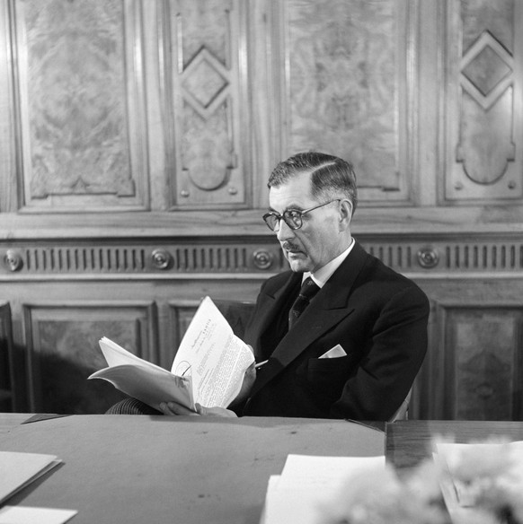 Der Bundesrat Karl Kobelt studiert in seinem Arbeitszimmer einige Dokumente, undatierte Aufnahme. (KEYSTONE/PHOTOPRESS-ARCHIV/Str)