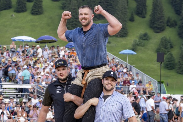 Fabian Staudenmann gewinnt gegen Ivan Th�ni im Schlussgang am Oberlaendischen Schwingfest, am Sonntag, 29. Juni 2025, in Adelboden. (KEYSTONE/Peter Schneider)