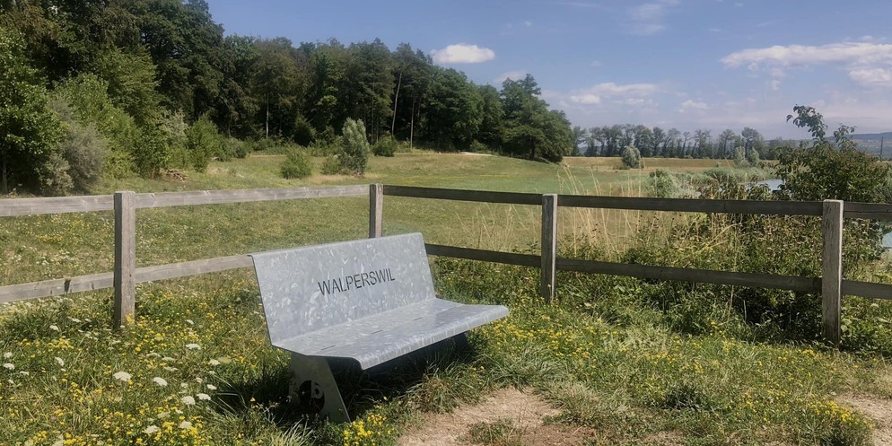 Dieses Bänkli in Walperswil ist aus Metall.
