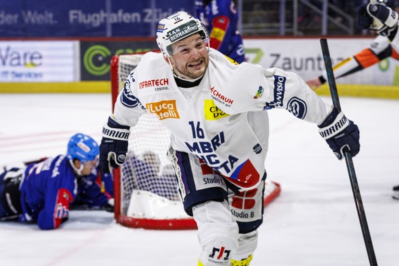 HC Ambri-Piotta Stuermer Dominic Zwerger feiert seinen Treffer zum 1-3 waehrend dem Qualifikationsspiel der Eishockey-Meisterschaft der National League zwischen den Teams EHC Kloten und HC Ambri-Piott ...
