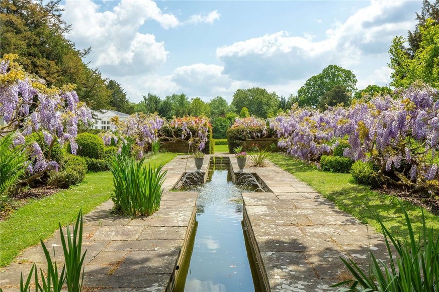Mel B's house is for sale. 
Church Road
Little Marlow, Marlow, Buckinghamshire, SL7 3RZ
https://search.savills.com/property-detail/gbherslac210396