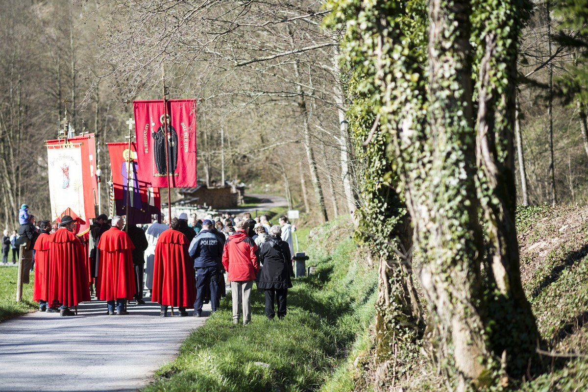 Die christliche Prozession haelt zum Gebet, an der Naefelser Fahrt, am Donnerstag, 9. April 2015, in Naefels. Am 9. April 1388 besiegte eine Gruppe von Glarnern mit Unterstuetzung aus Uri und Schwyz e ...