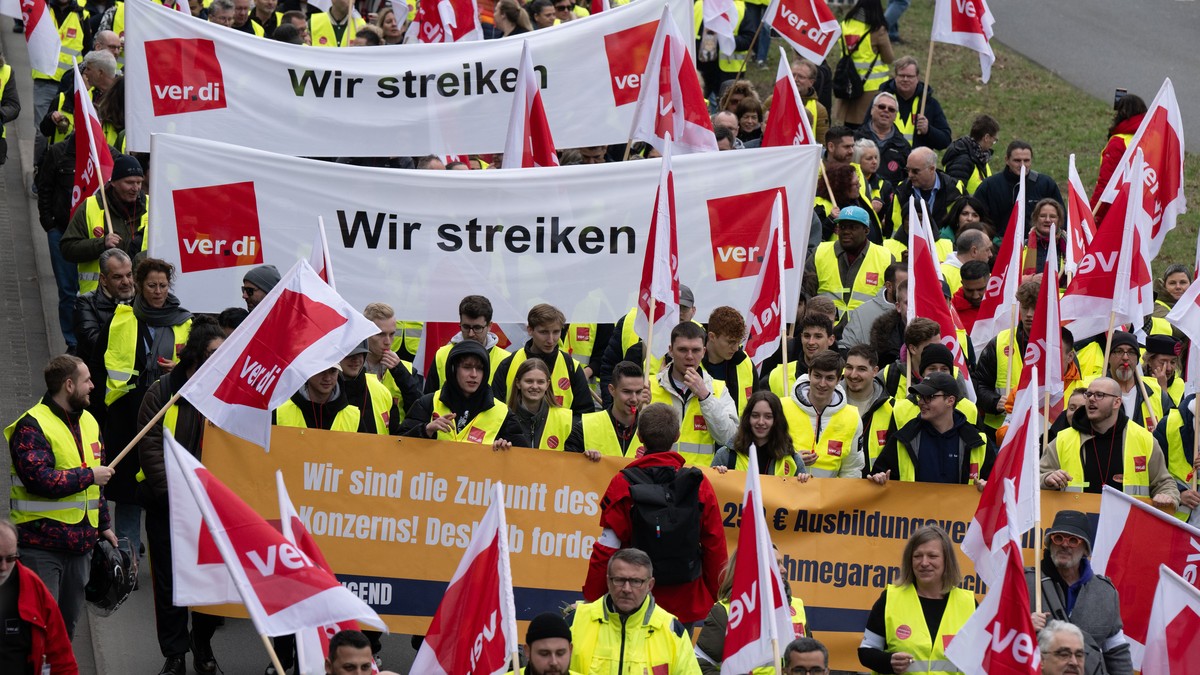20.02.2024, Hessen, Frankfurt/Main: In einem Protestzug ziehen Warnstreik-Teilnehmer in Richtung Terminal 1 des Flughafens. Die Gewerkschaft Verdi hat das Lufthansa-Bodenpersonal erneut zu einem Warns ...