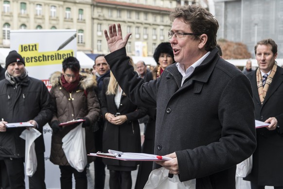 SVP-Praesident Albert Roesti, SVP-BE, eroeffnet die Unterschriftensammlung fuer ein Referendum gegen die Energiestrategie 2050, welche vom Parlament verabschiedet wurde, am Rand er der Wintersession d ...