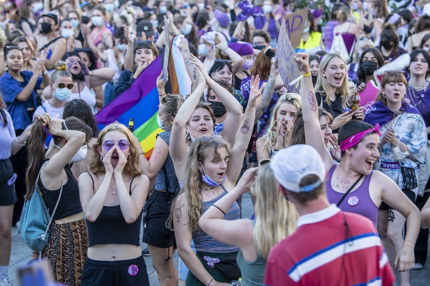 Frauen demonstrieren anlaesslich dem Frauenstreik, am Montag, 14. Juni 2021, in Bern. (KEYSTONE/Peter Schneider)