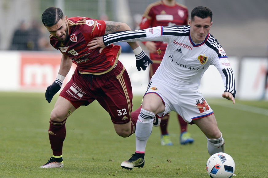 Albanische Nationalspieler in der Super League: Vaduz-Angreifer Armando Sadiku kämpft gegen Taulant Xhaka von Meister Basel.