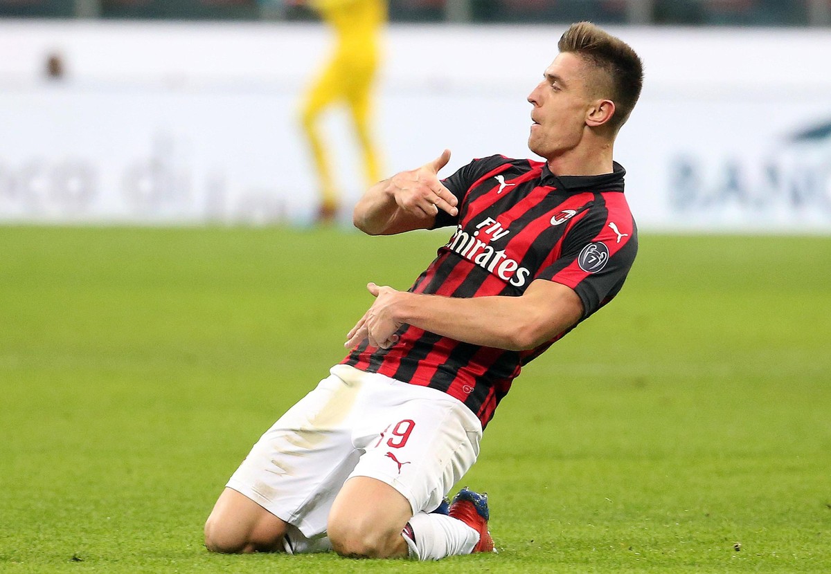 epa07330436 Milan's Krzysztof Piatek celebrates scoring the 2-0 lead during the Italy Cup quarter-finals soccer match between AC Milan and SSC Napoli at the Giuseppe Meazza stadium in Milan, Ital ...