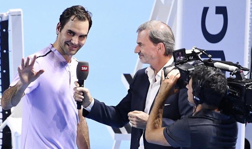 Der Schweizer Roger Federer und SRF- Tennisexperte Heinz Guenthardt beim Swiss Indoors Tennisturnier in der St. Jakobshalle in Basel, am Freitag, 27. Oktober 2017. (KEYSTONE/Kurt Schorrer) *** Local C ...