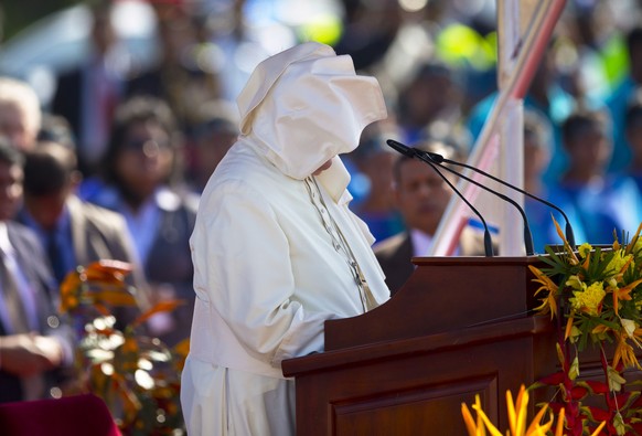 CORRECTS OUTFIT FROM CASSOCK TO PELLEGRINA- A gust of wind blows the white pellegrina of Pope Francis over his face as he addresses the gathering from the tarmac of the airport upon arrival in Colombo ...