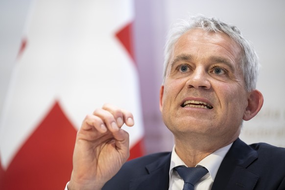 Bundesrat Beat Jans, spricht an einer Medienkonferenz ueber die innerstaatliche Umsetzung der Schutzklausel zum Freizuegigkeitsabkommen (FZA), am Mittwoch, 14. Mai 2025, im Medienzentrum Bundeshaus in ...