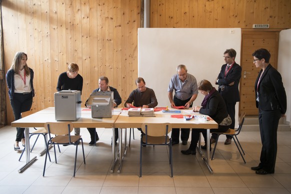 Les bulletins de votes sont deposes sur la table de depouillement pour un controle dans le bureau de vote installe a la maison communale, ce dimanche 17 septembre 2017 a Belprahon. Le 17 septembre, le ...