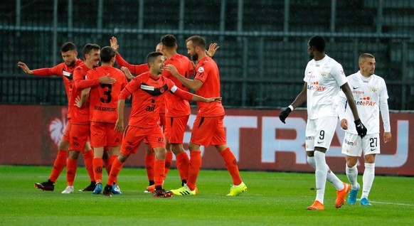 Luganos Spieler mit Torschuetze Alexander Gerndt jubeln nach dem 0-1 neben FCZs Assan Ceesay, zweiter von rechts, und Marco Schoenbaechler, rechts, im Super League Spiel zwischen dem FC Zuerich und de ...