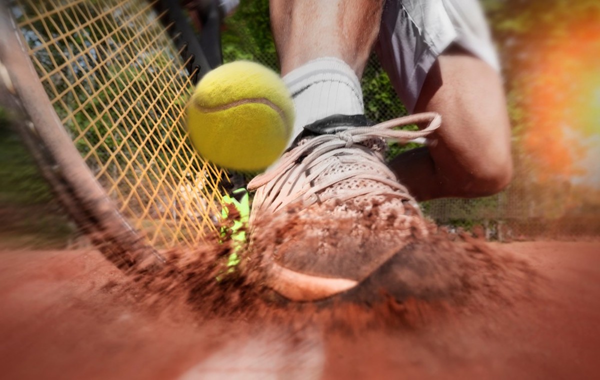 Le tennis de terre battue salit les chaussettes.