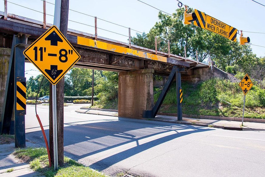 gregson street guilloutine the can opener durham north carolina eisenbahnbrücke unterführung crash video unfall youtube fail https://de.wikipedia.org/wiki/Durham_Bridge#/media/Datei:Durham--Gregson_St ...