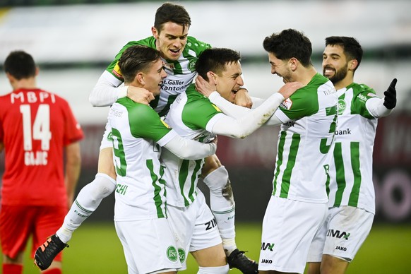 Die St. Galler bejubeln das 2-0 durch St. Gallens Basil Stillhart, vierter von links, im Fussball Super League Spiel zwischen dem FC St. Gallen und dem FC Vaduz, am Mittwoch, 20. Januar 2021, im Kybun ...