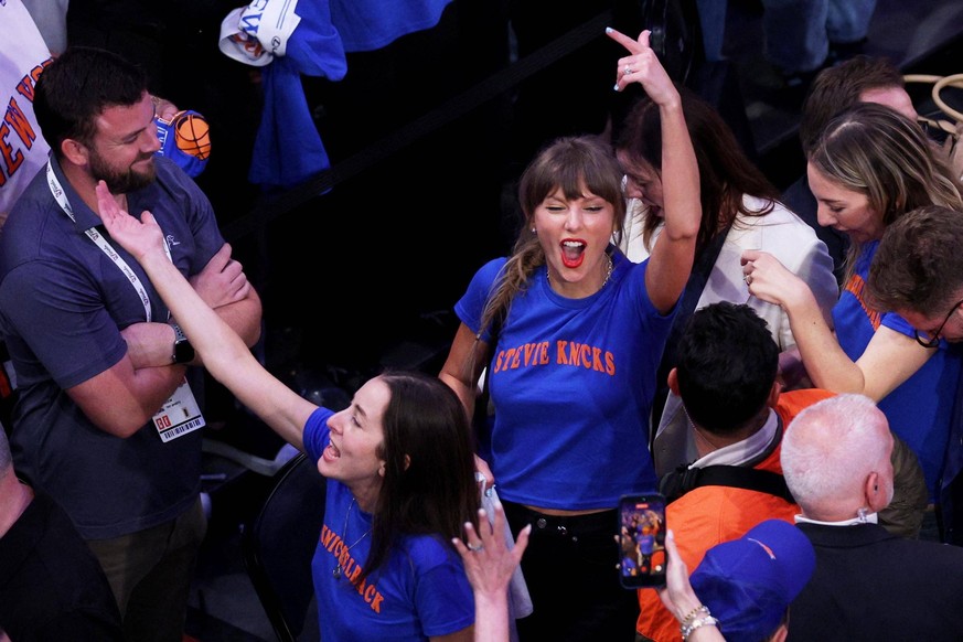 Jun 10, 2026 New York, New York, USA Taylor Swift celebrates with Alana Haim and Este Haim after game four of the 2026 NBA, Basketball Herren, USA Finals between the San Antonio Spurs and New York Kni ...