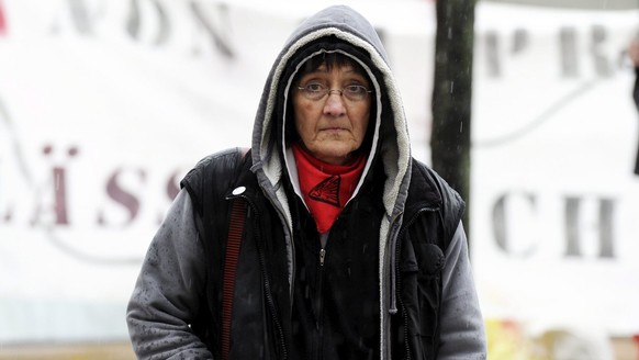 Andrea Stauffacher vor dem Bundesstrafgericht anlaesslich der Urteilsverkuendigung am Dienstag 8. November 2011, in Bellinzona. Das Bundesstrafgericht hat die 61-jaehrige Zuercher Linksaktivistin Andr ...