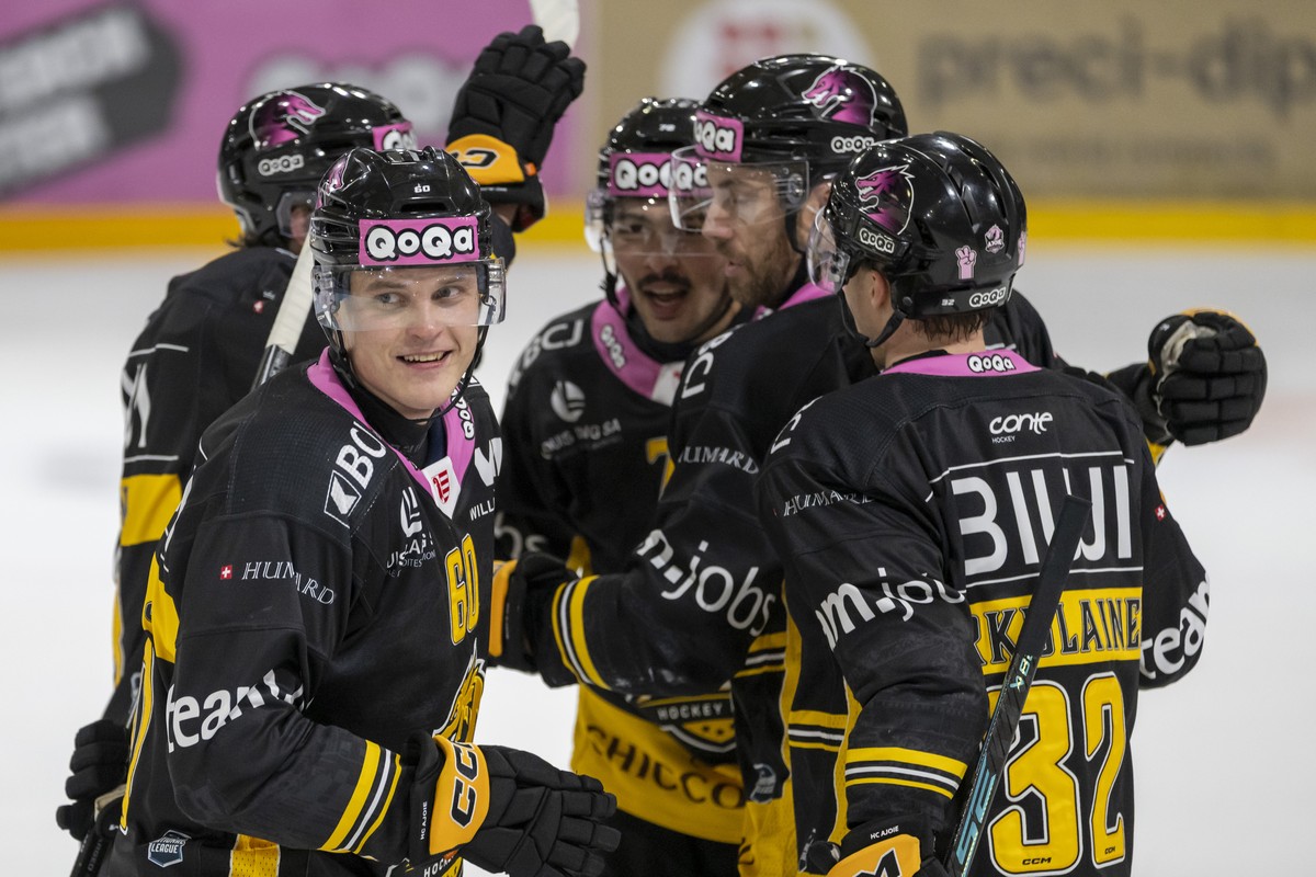Julius Honka (HCA), links, freut sich nach seinem Tor zum 2:0 im Eishockey-Qualifikationsspiel der National League zwischen dem HC Ajoie und dem Geneve-Servette HC in der Raiffeisen Arena in Porrentru ...